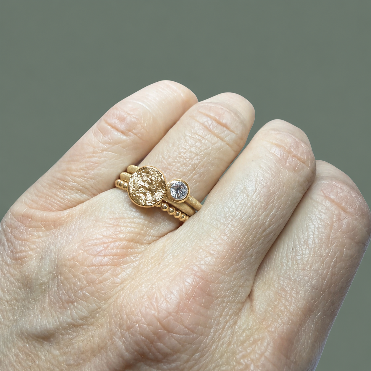 Ein Ring aus Ihrem Altgold – individuell mit Edelstein gefertigt