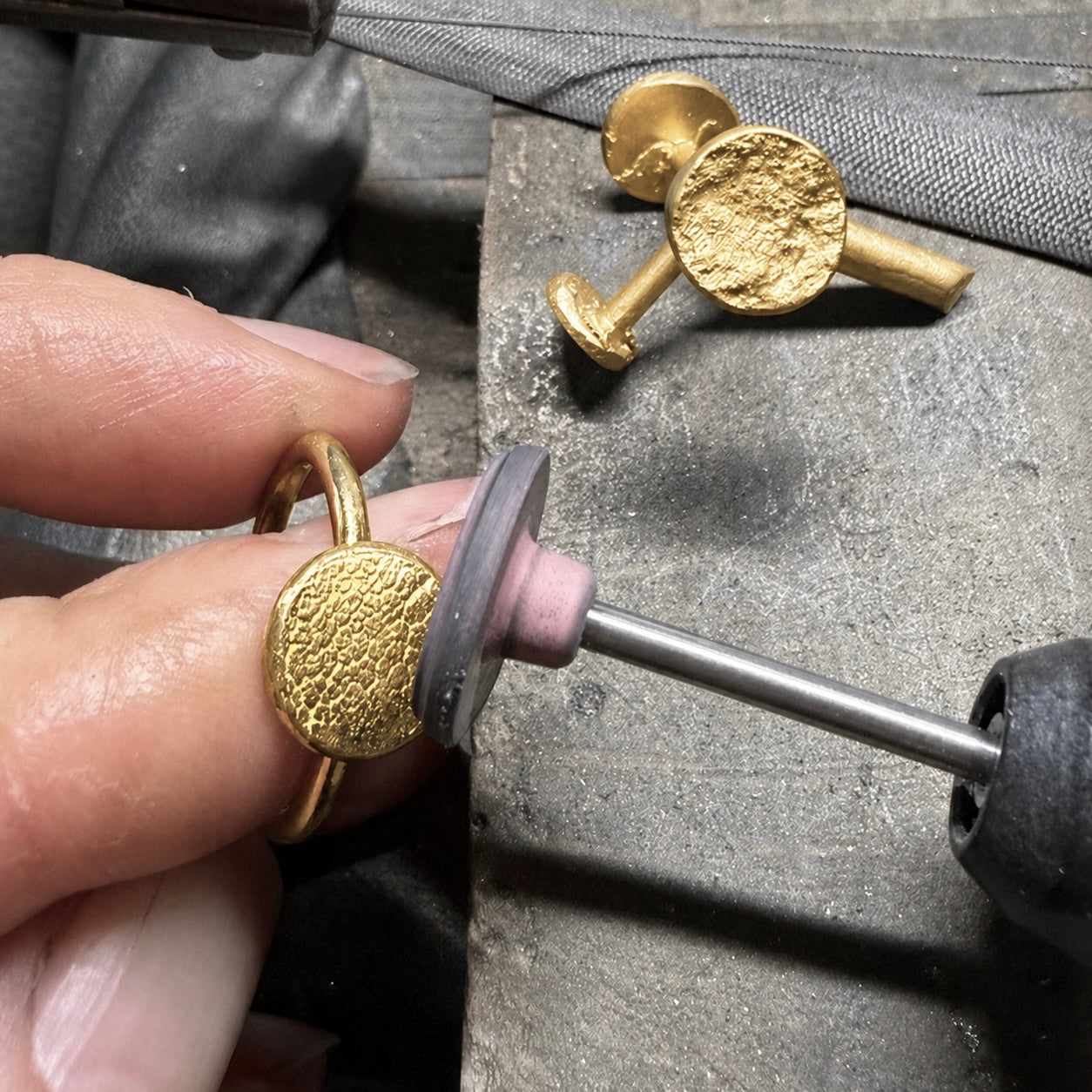 Stapelring aus Ihrem Altgold