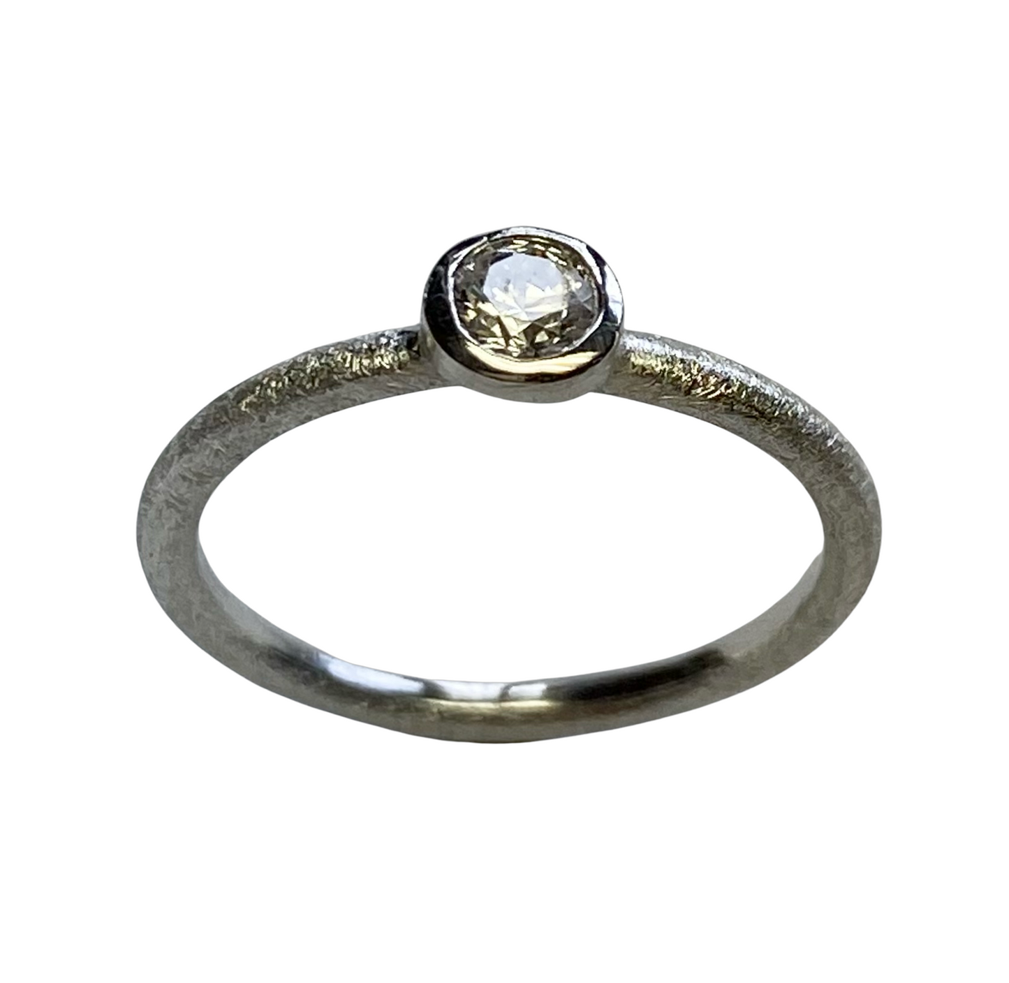 Stapelring mit einem Zirkonia
