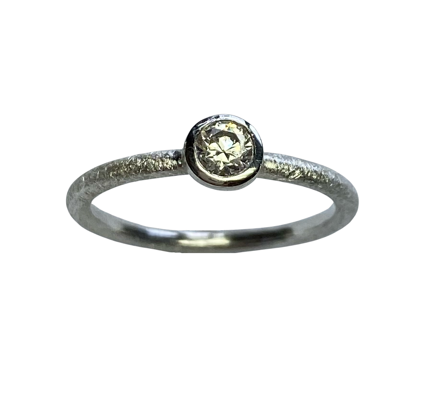 Stapelring mit einem Zirkonia