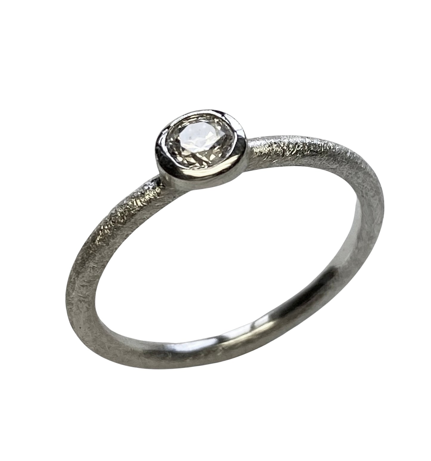 Stapelring mit einem Zirkonia