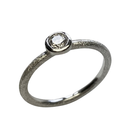 Stapelring mit einem Zirkonia