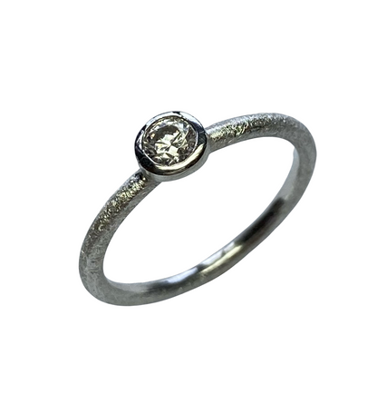 Stapelring mit einem Zirkonia