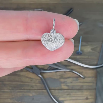 Anhänger in Herzform mit einem funkelnden Zirkonia